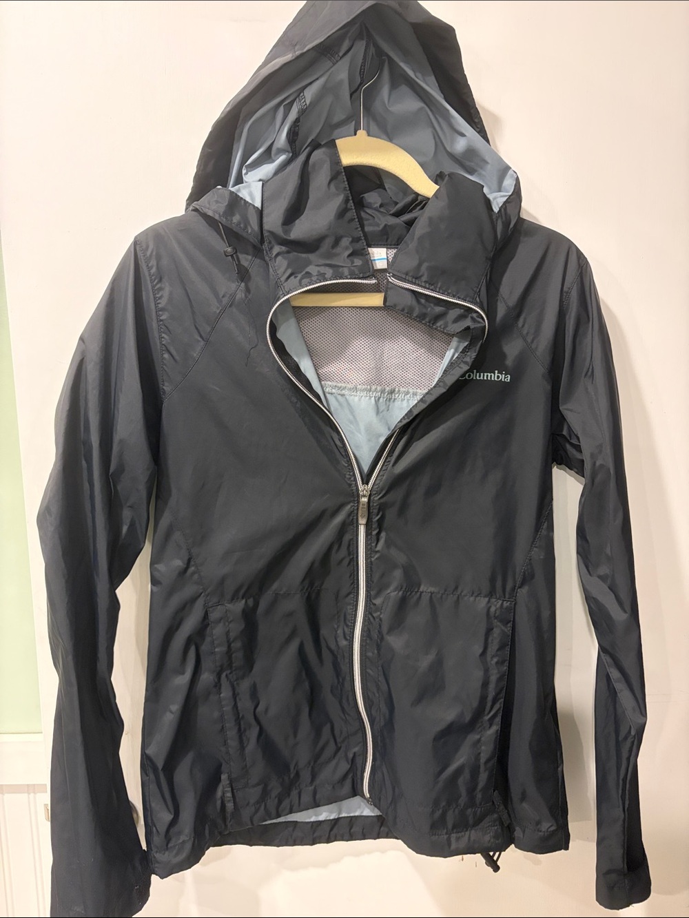 Columbia Black and Light Gray Hooded Windbreaker